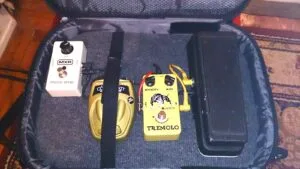 Finished budget guitar pedalboard in laptop bag