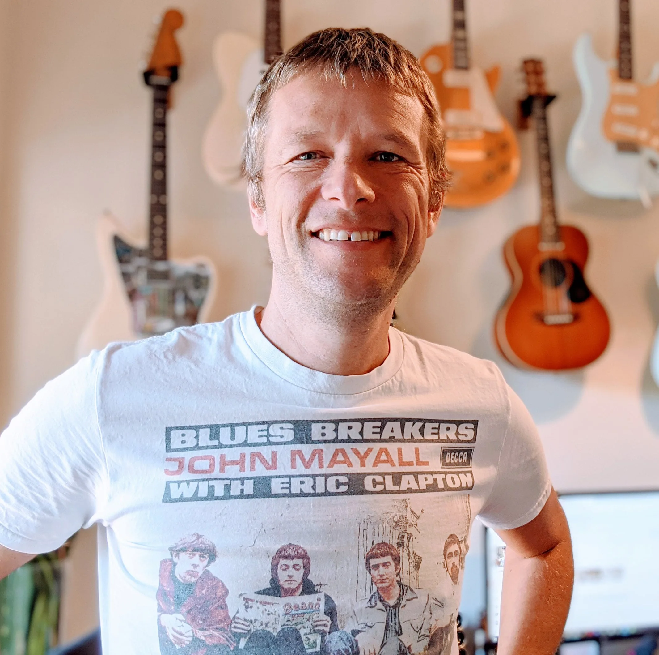 Simon Morel playing guitar