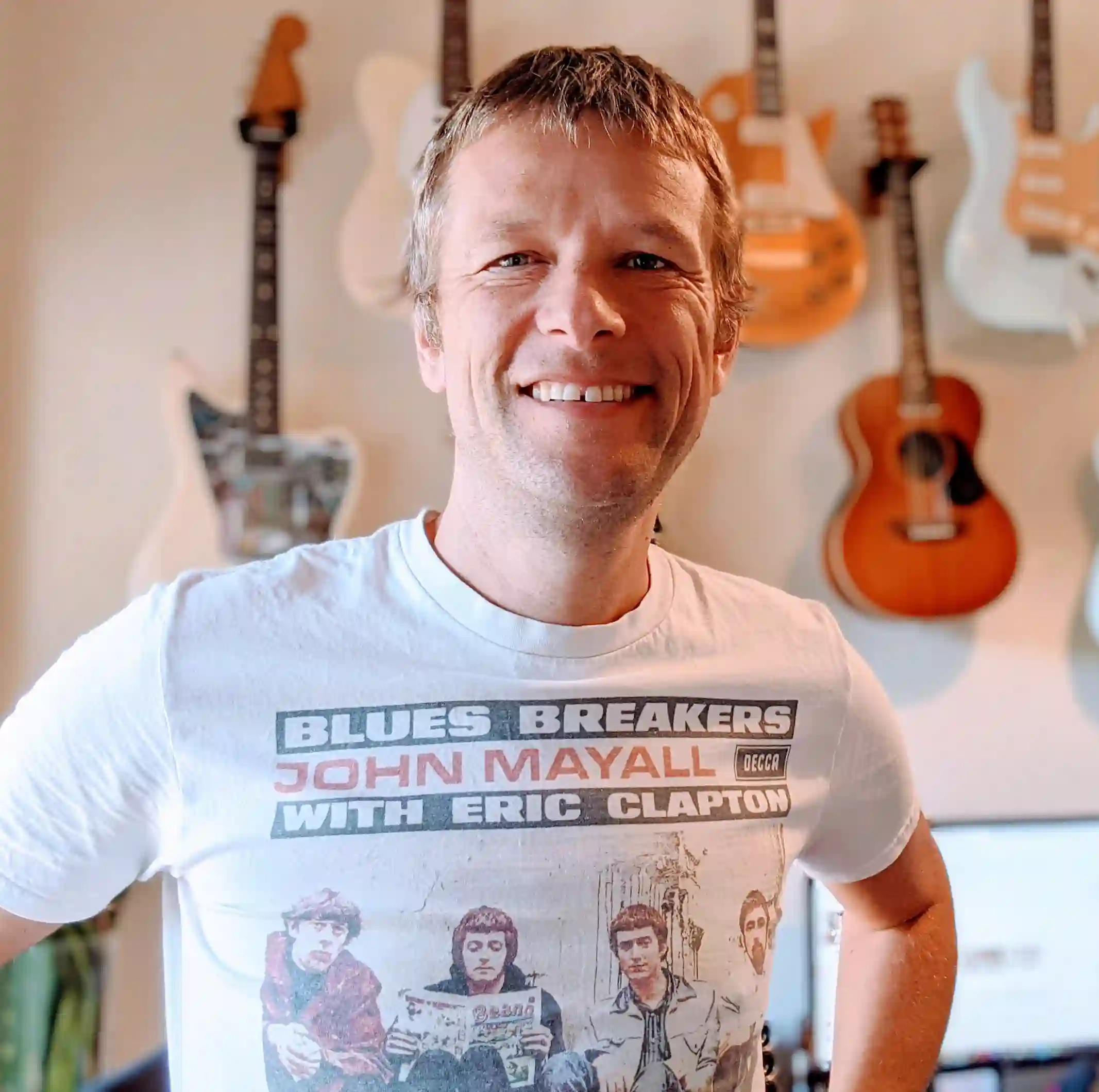 Simon Morel playing guitar