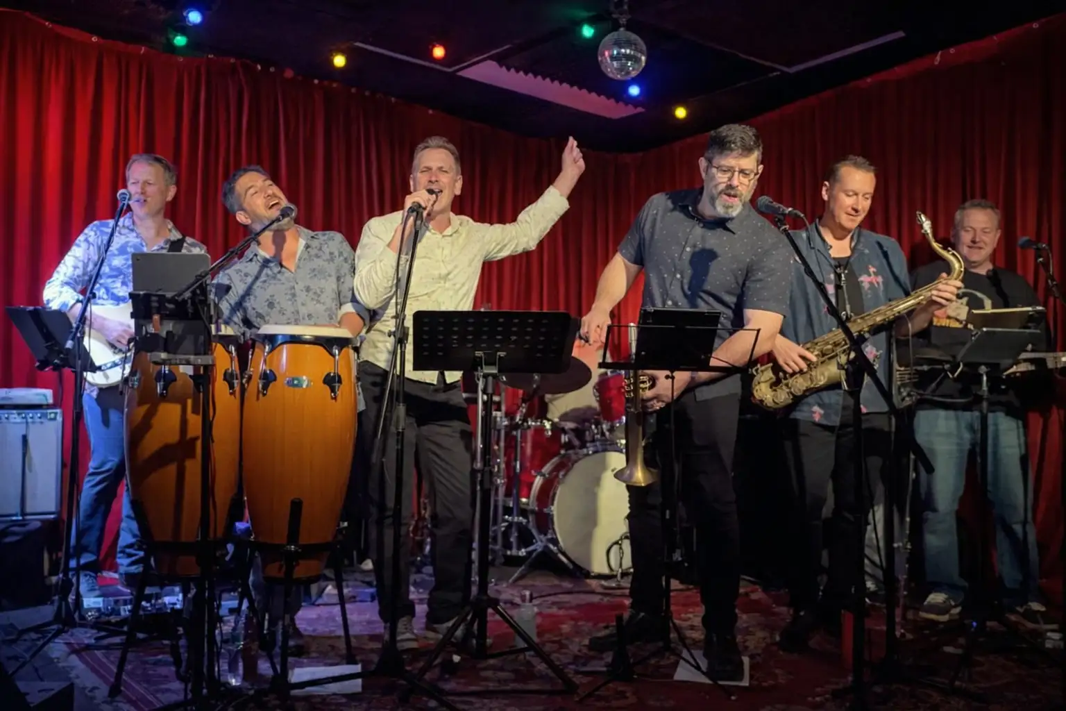 Covers bands performing live