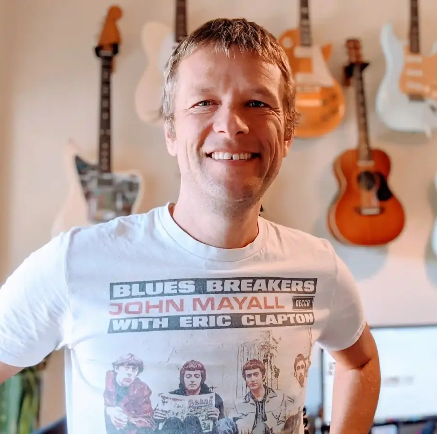 Simon Morel playing guitar