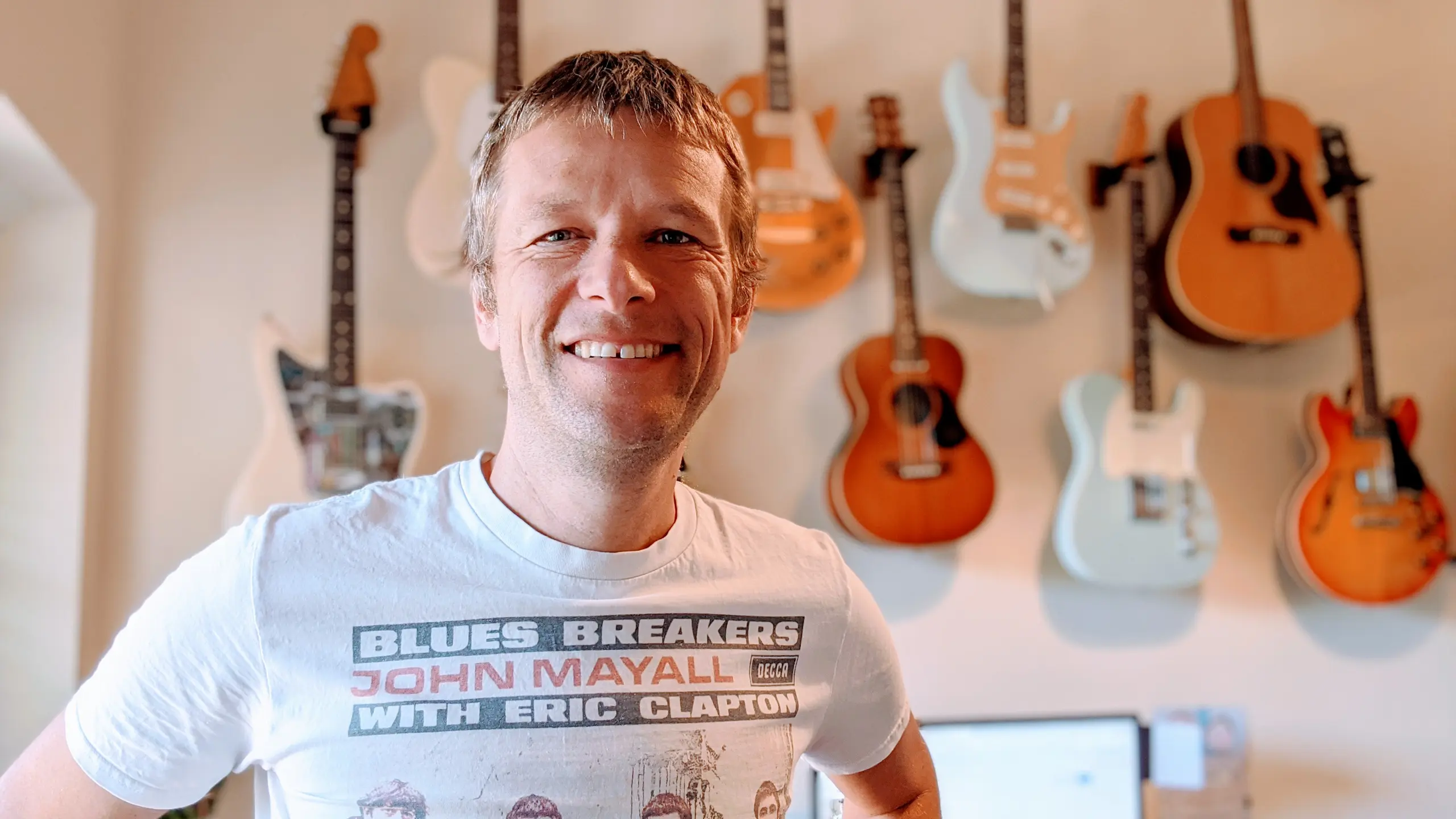 Simon Morel playing guitar